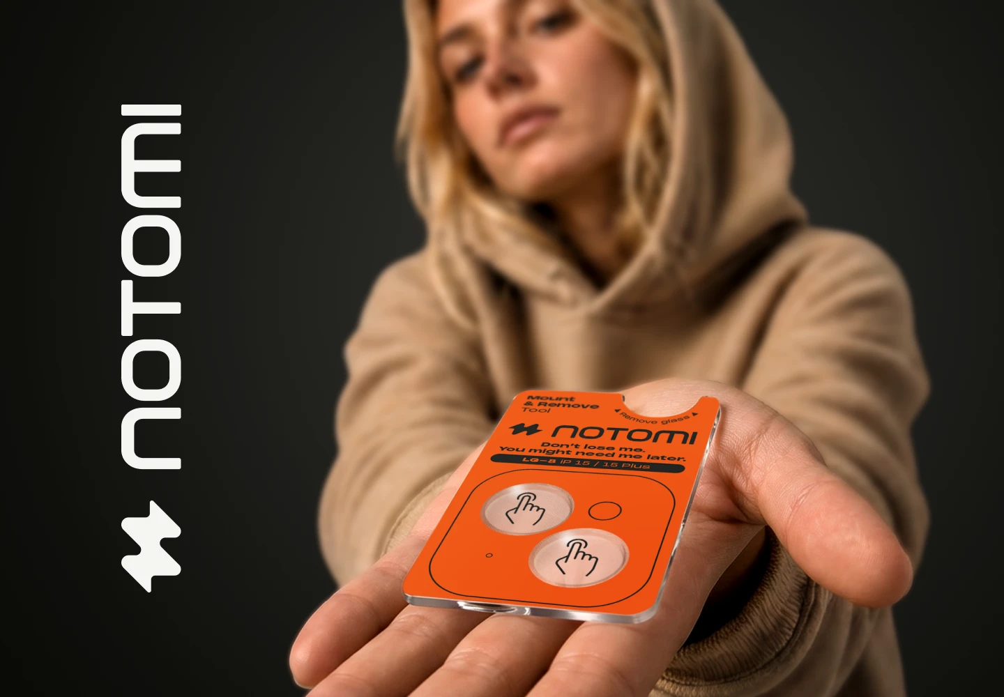 Kobieta prezentuje szkła hartowane Notomi na obiektywy aparatu iPhone 17.
